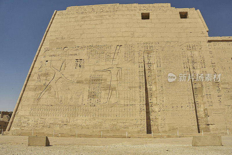 位于北非埃及卢克索国王谷的拉美西斯三世“Medinet Habu”的停尸寺